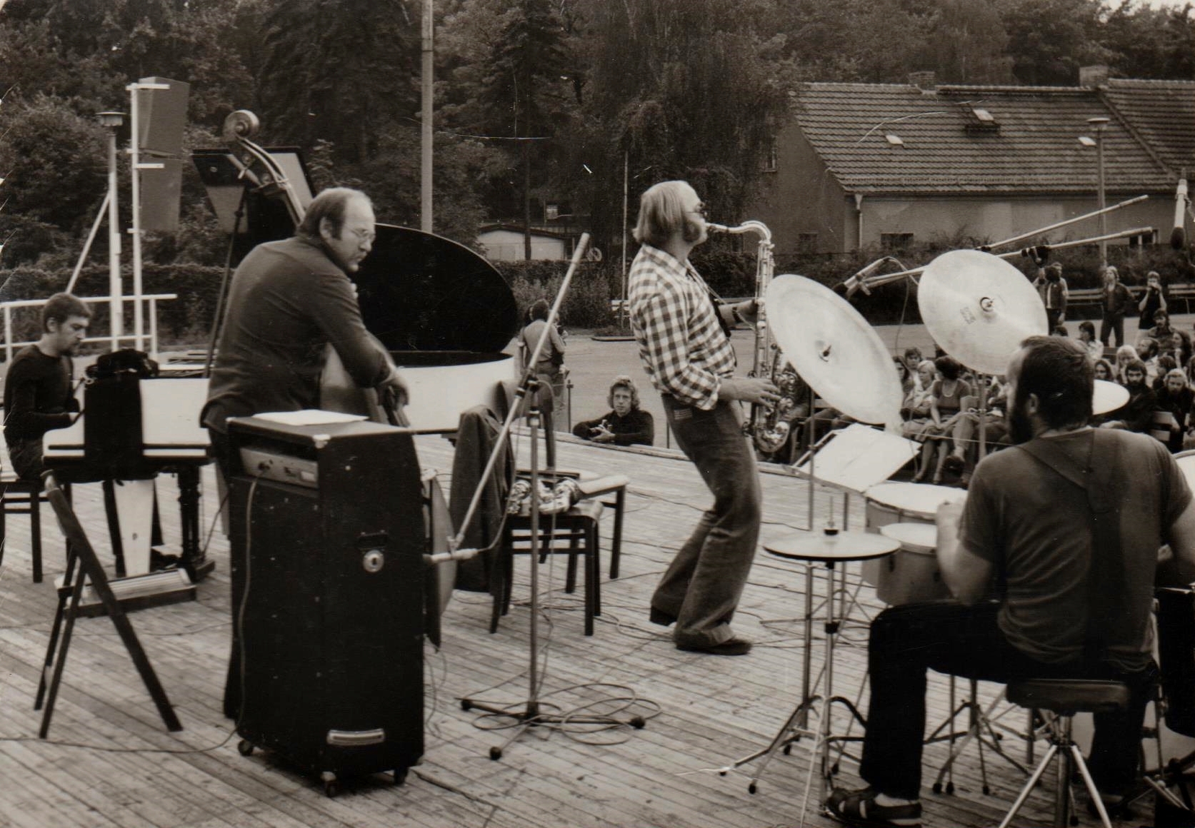 Synopsis, Ulrich Gumpert - p, Klaus Koch - b, Ernst-Ludwig Petrowsky - ts, Baby Sommer - dr, Mitte 1970er Jahre, Freilichtbühne Treptow, Foto: Otto Sill